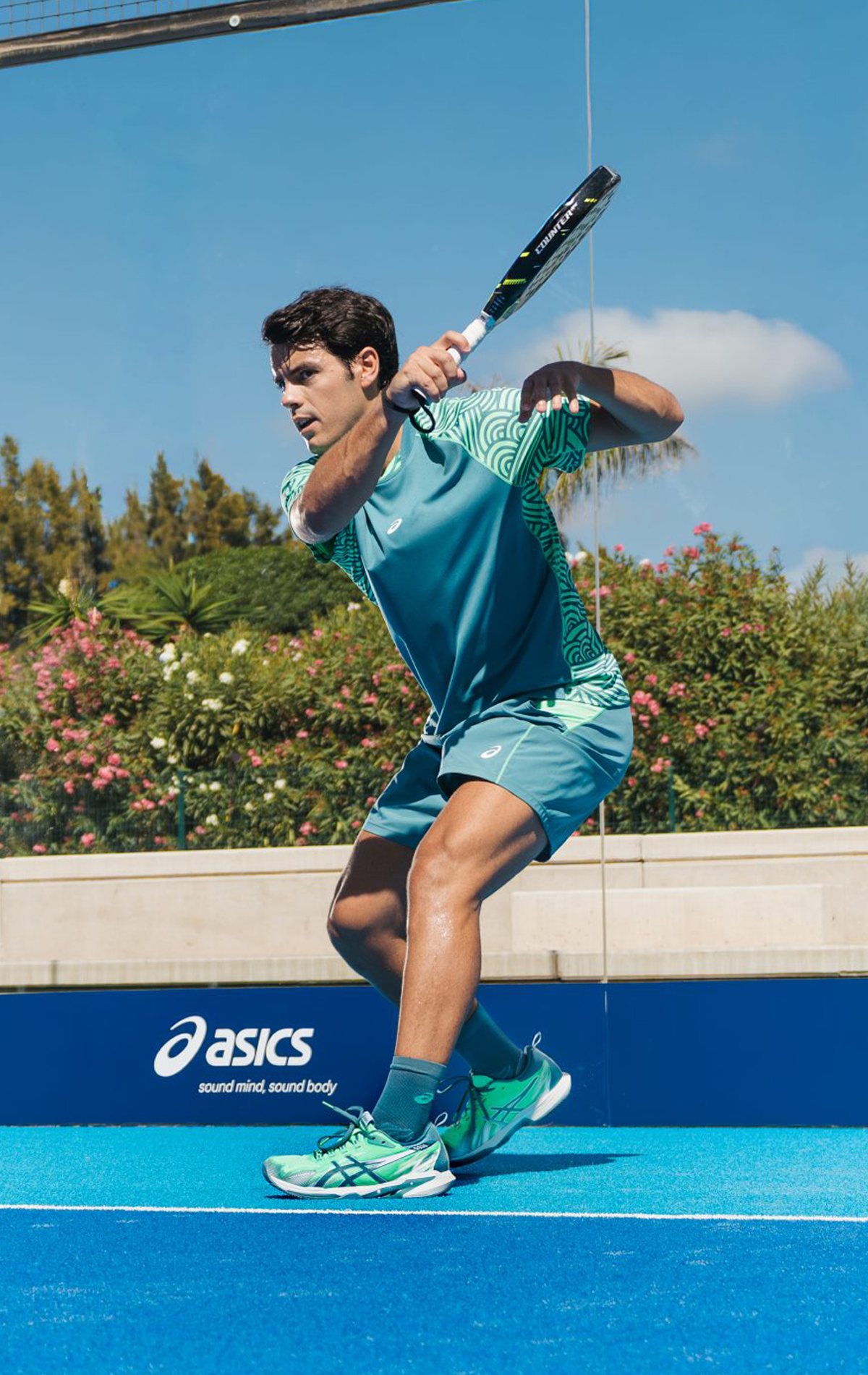 Player wearing the Asics Sonicsmash FF Verde on a padel court