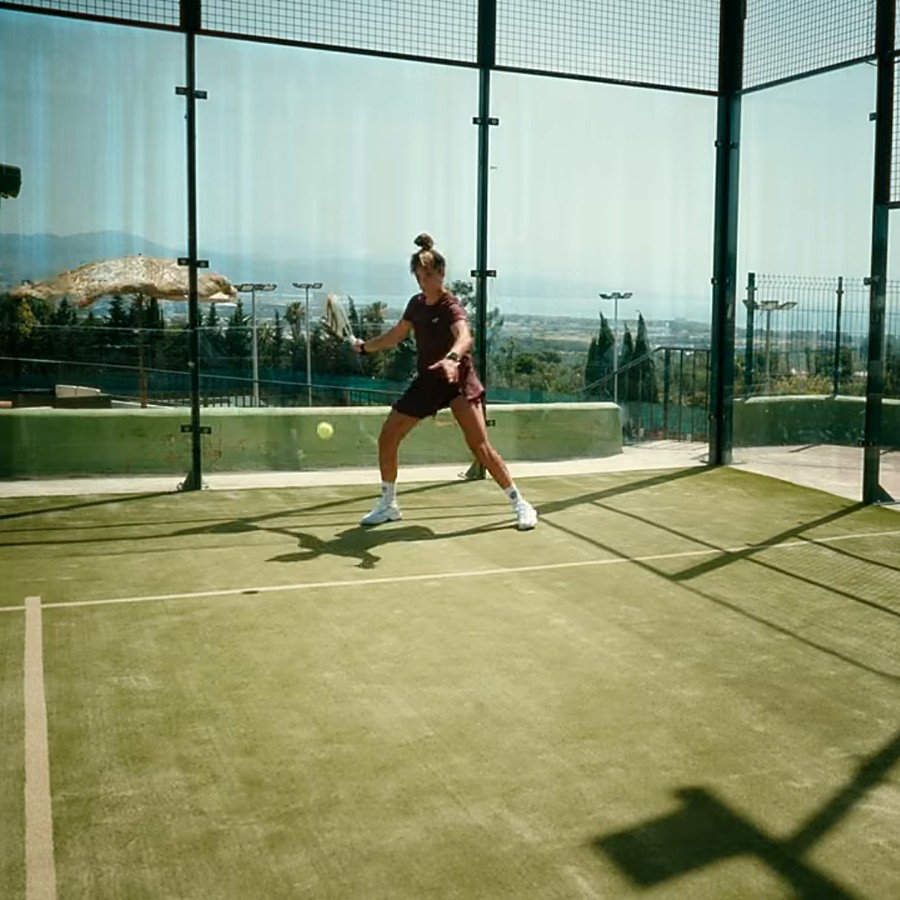 Bea González hitting a forehand on the padel court