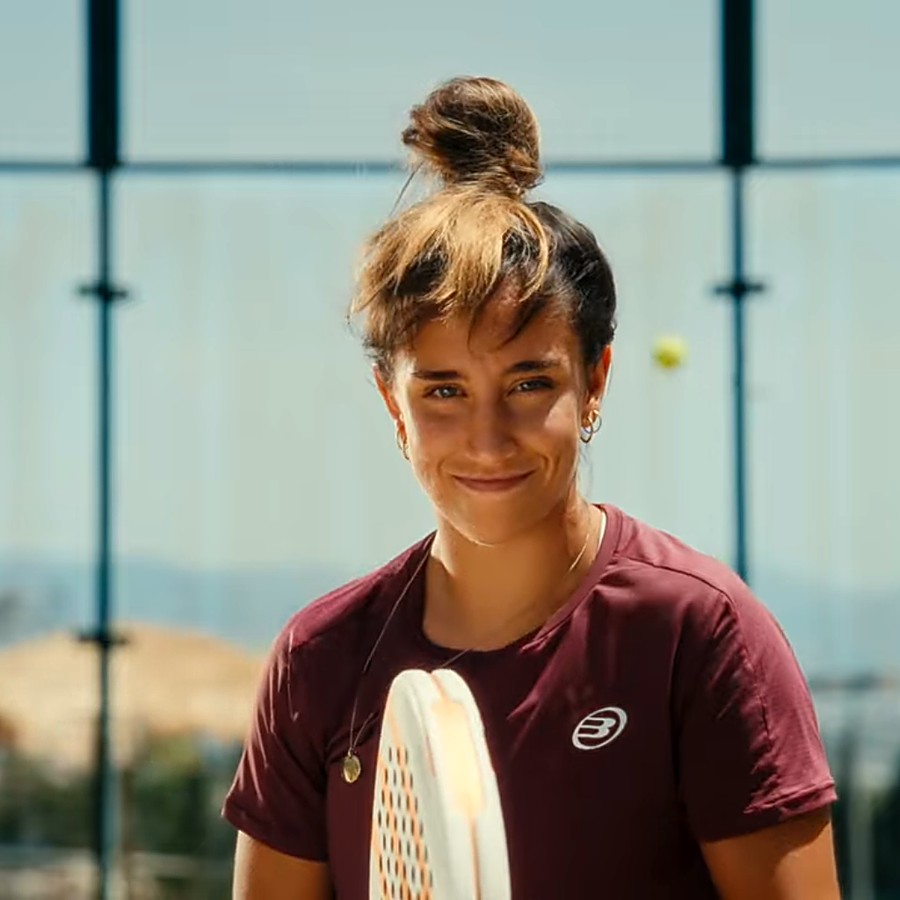 Bea González smiling with her Bullpadel Pearl racket