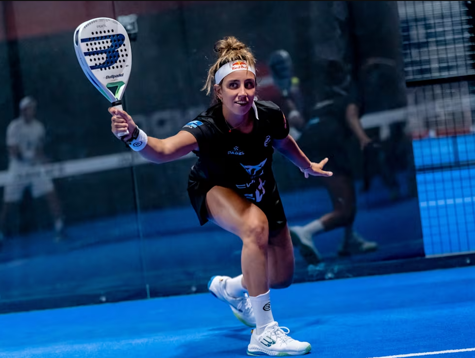 Bea González hitting in action during a padel match