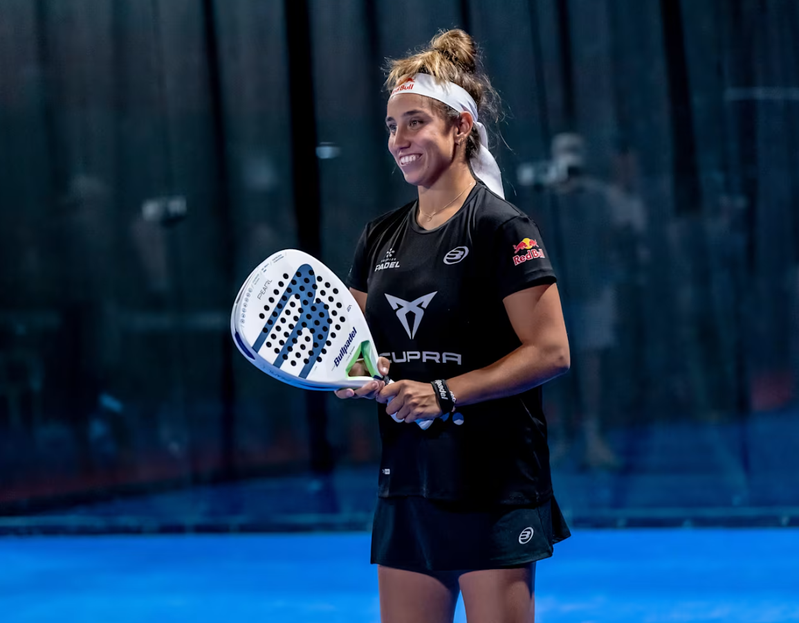 Bea González posing on court with her Bullpadel racket from the Pearl collection
