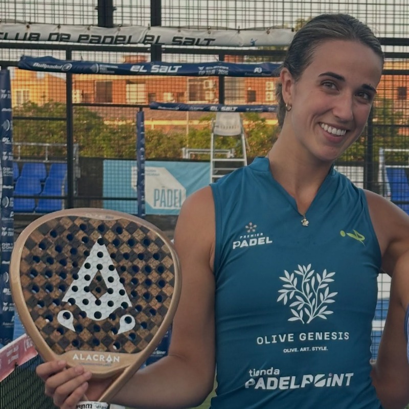 Carmen Castillón, Alacrán player, with her Alacrán Dune Pro racket on court
