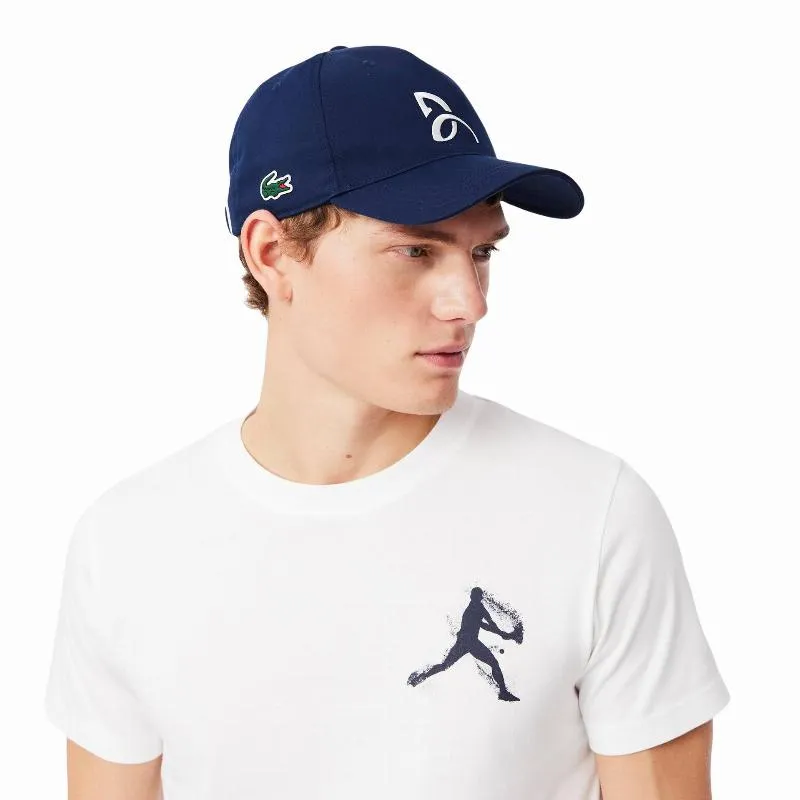 Pack Camiseta Lacoste Novak Djokovic Branca e Boné Azul Marinho