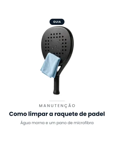 Raquete de padel preta com um pano de microfibra azul