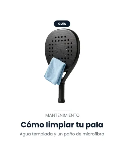 Pala de pádel negra con un paño de microfibra azul