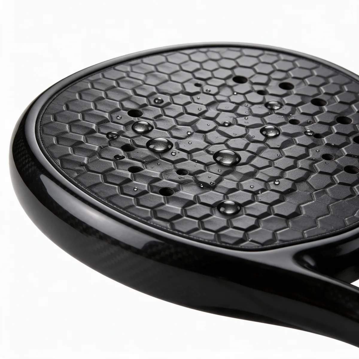 Water droplets on the hexagonal relief of the face of a padel racket