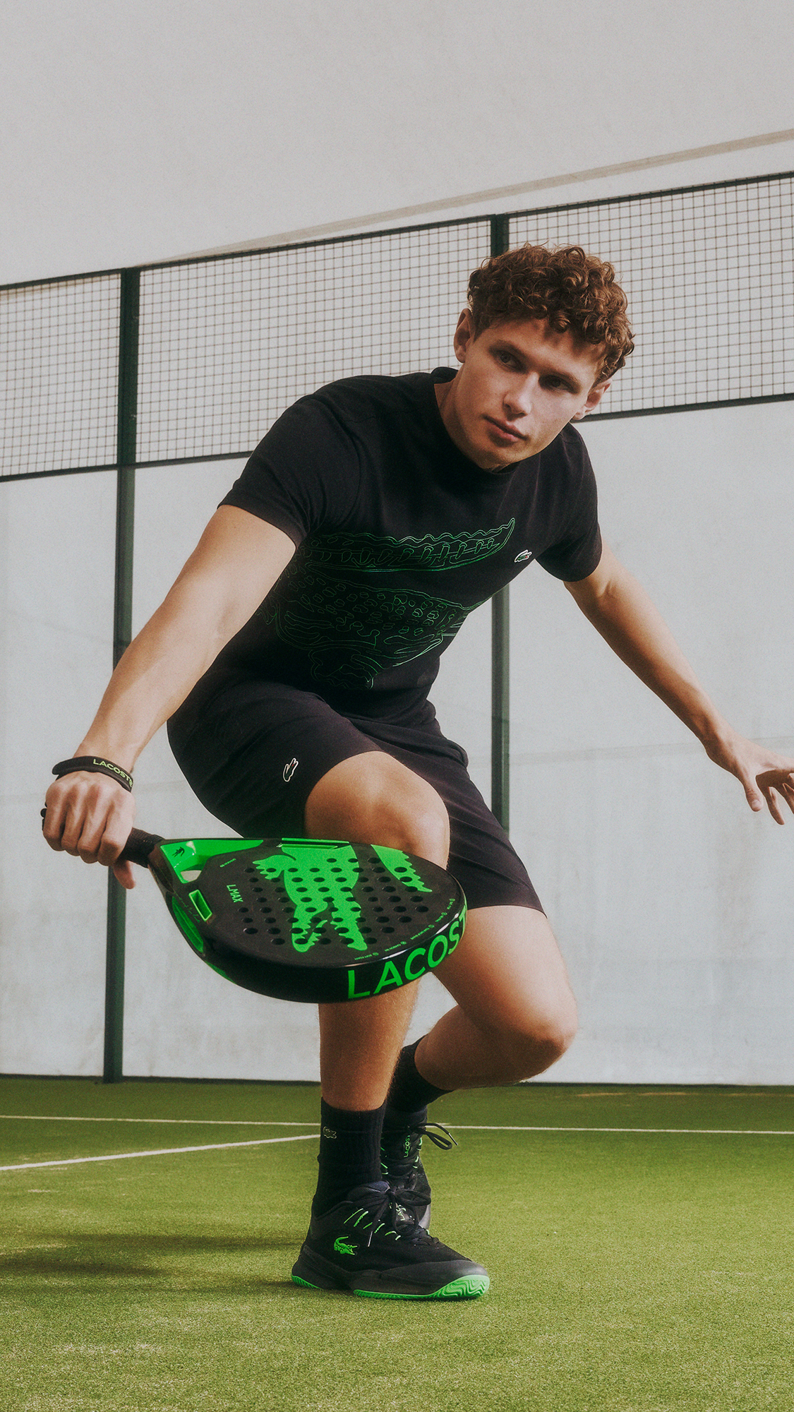 Jugador con la pala de pádel Lacoste L.MAX